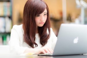 ネットに批判を打ち込む女性